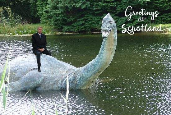 Salutări din Scoția! Iohannis s-a pozat în timp ce călărea monstrul din Loch Ness