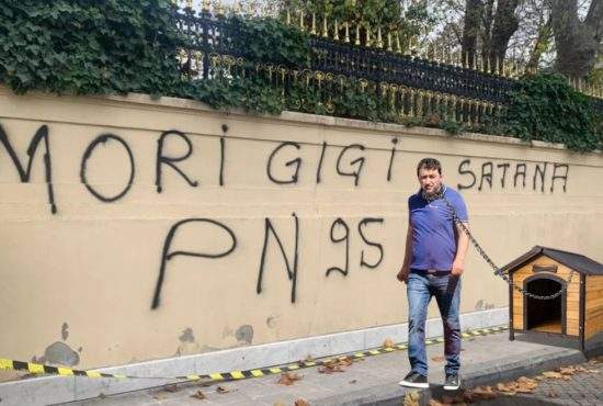 Gigi Becali l-a legat pe Luțu la poartă, să păzească zidul de vandali