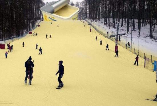 S-a inaugurat prima pârtie de schi cu margarină în loc de zăpadă