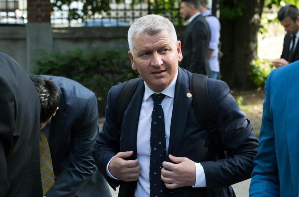 Nu se lasă! Florin Roman şi-a trecut în CV că a fost ministru 4 ani