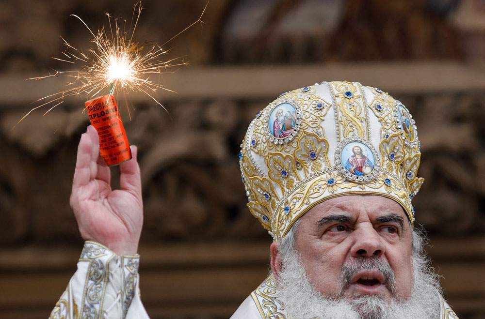 Patriarhul a adus de la Ierusalim petarda sfântă de Revelion