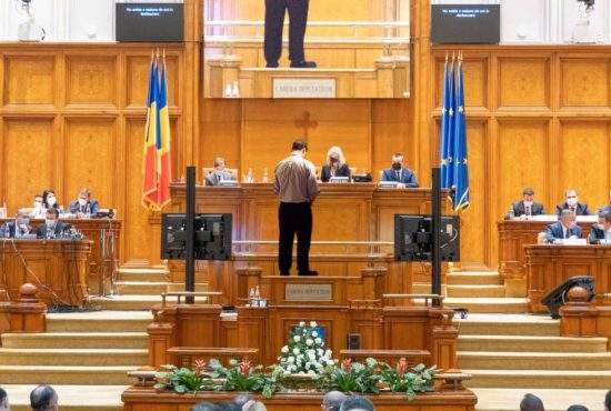 Ședință solemnă la 30 ani de Constituție. Parlamentarii se pișă cu rândul pe ea