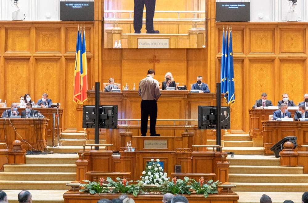 Ședință solemnă la 30 ani de Constituție. Parlamentarii se pișă cu rândul pe ea