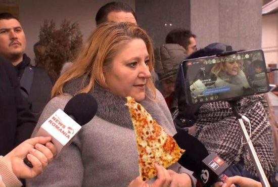 Șoșoacă a eliberat jurnaliștii abia după ce ambasada Italiei i-a adus 10 pizze