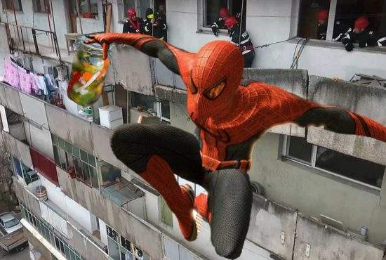 Inspirat de Spiderman, un român a furat murături dintr-un balcon de la etajul 7
