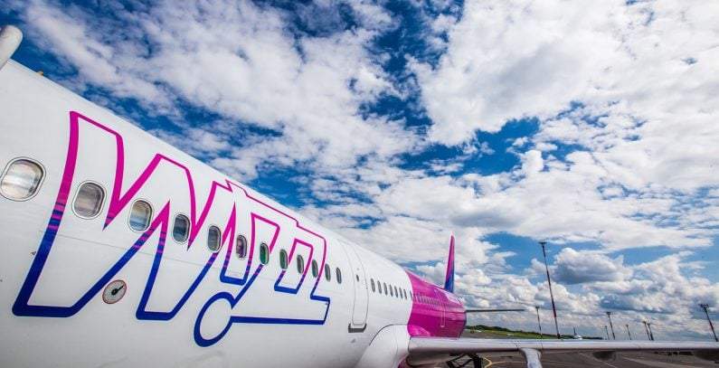 Pentru c-a vândut prea multe bilete, Wizz Air a dat pilotul jos și a pus un pasager în locul lui