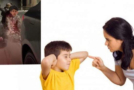 Copil tras cu sania de mașină, certat dur de mamă: „De ce n-aveai căciulă?“