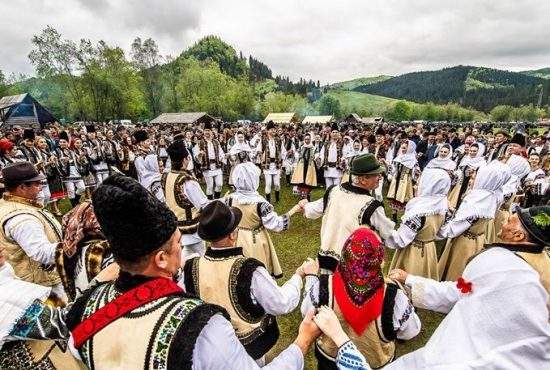 Primul român care a intrat treaz într-o horă spune că e oribil