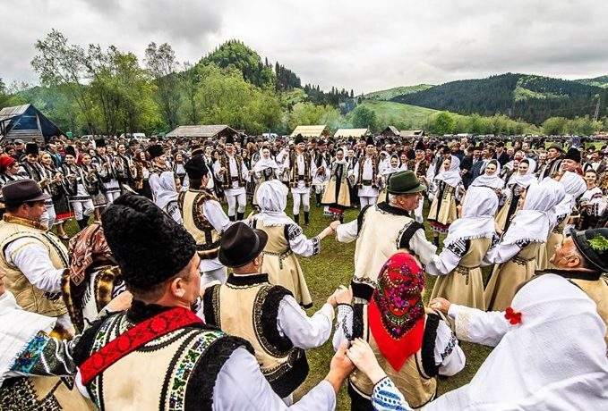 Primul român care a intrat treaz într-o horă spune că e oribil