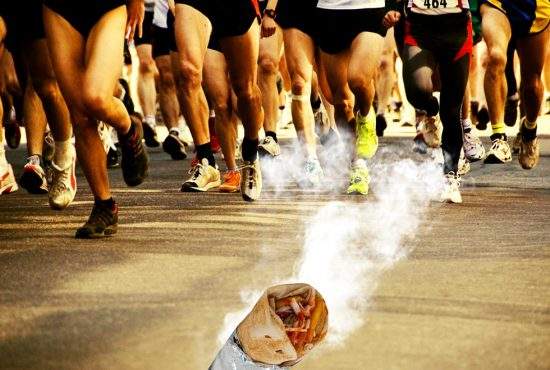 Maratonul săracilor. Mii de români vor alerga după o șaorma legată de o mașină