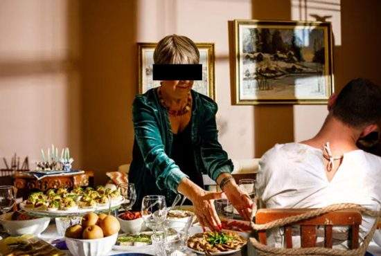 Români captivi de la Crăciun în gospodăria unor săteni prea ospitalieri