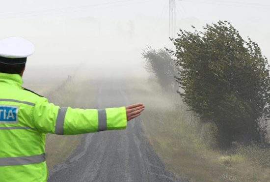 Rafale de 140 km/h. Poliţiştii încearcă să tragă vântul pe dreapta, să-l amendeze