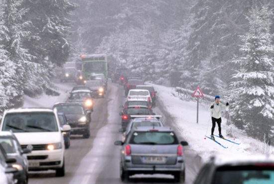 A apărut o școală de schi pe DN1, ca să înveți să schiezi cât stai în trafic