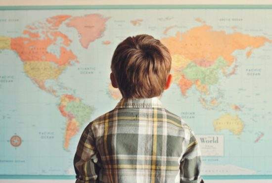 Educaţia e la pământ. 2 din 3 elevi români nu ştiu să indice harta pe perete