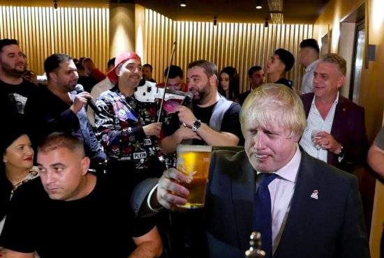 Noi imagini cu Boris Johnson, chefuind la Hanul Drumețului cu maneliștii