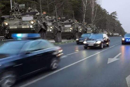 Convoi NATO, tras pe dreapta pe Valea Oltului, că trecea Iohannis cu coloana spre Sibiu