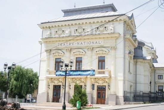 Scandal la teatrul din Caracal. Piesa „Dineu cu proști” se numeşte doar „Dineu”