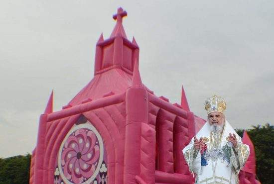 Veşti bune pentru copii! Patriarhul anunţă că va face şi o catedrală gonflabilă
