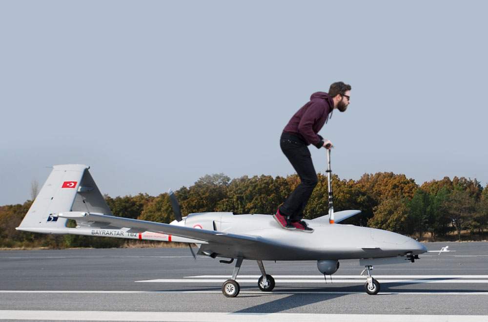 Trotineta nu mai e la modă! Tot mai mulţi hipsteri se plimbă cu drone Bayraktar