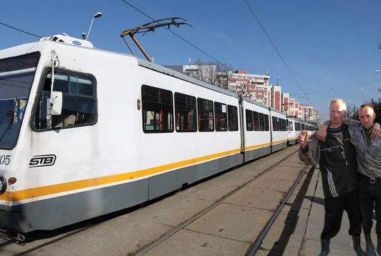 Doi moldoveni s-au dus la Bucureşti ca să vadă dacă chiar există tramvaiul
