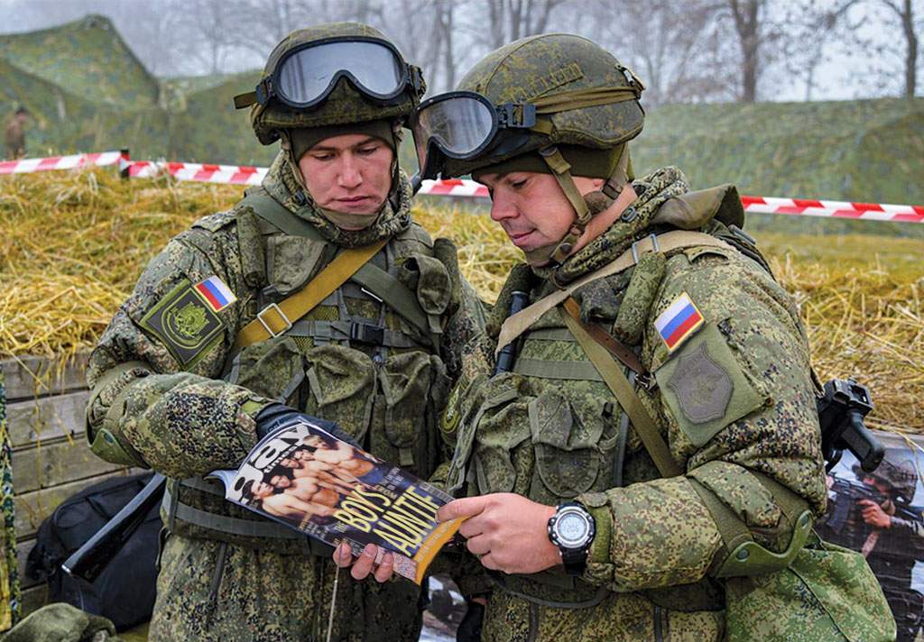 În tancuri e atât de frig încât soldații ruși fac sex între ei ca să se încălzească