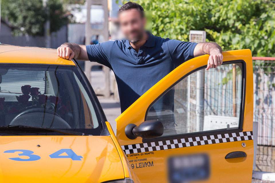 Ca să fie sigur că primește licența de taxi, un român n-a făcut duș de o lună