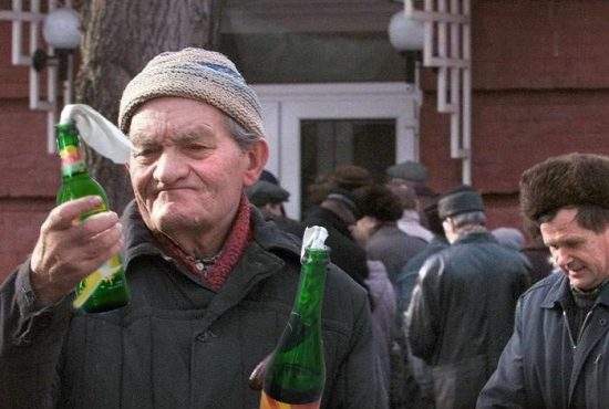 Bețivii vasluieni au băut mii de cocktailuri Molotov pregătite pentru Ucraina