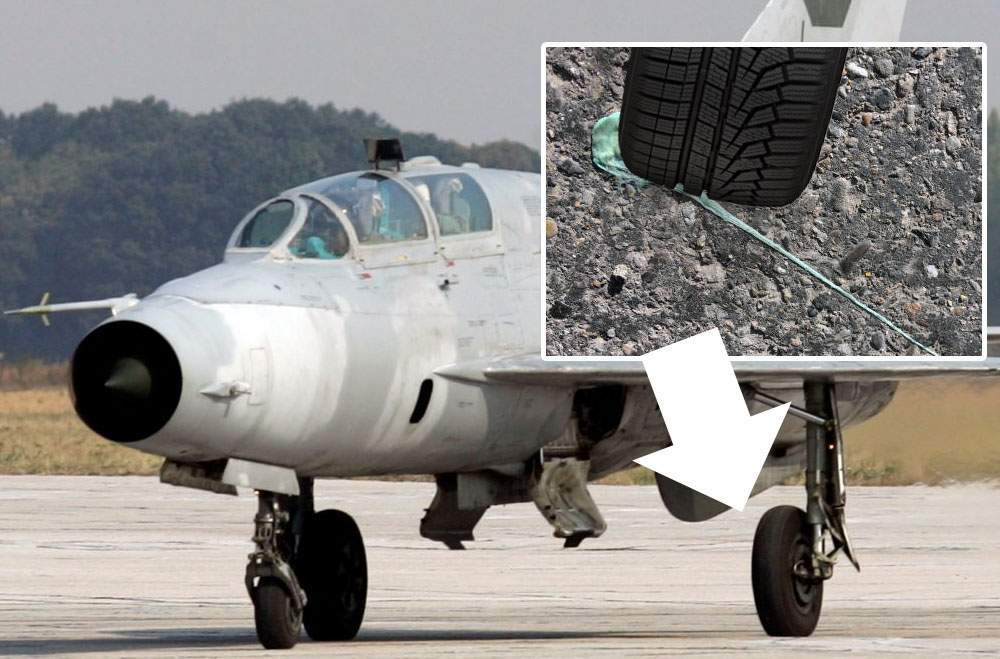 Un avion MiG21 e blocat la sol, că și-a lipit roata de o gumă