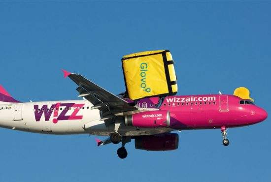 Un pilot WizzAir este acuzat că făcea Glovo cu avionul firmei
