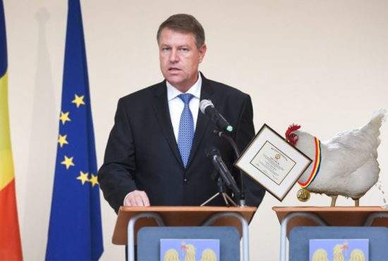 Klaus Iohannis a decorat găina care făcut cel mai tare ou de Paști