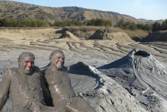 După ani de restricții, primii doi turiști s-au bălăcit azi în Vulcanii Noroioși