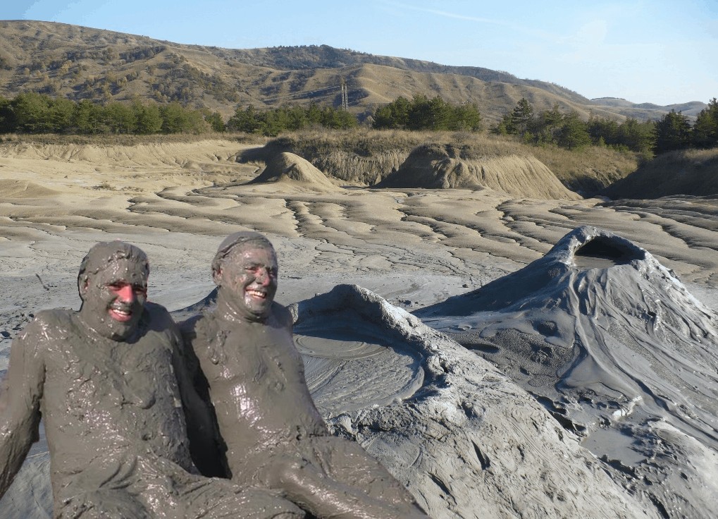 După ani de restricții, primii doi turiști s-au bălăcit azi în Vulcanii Noroioși