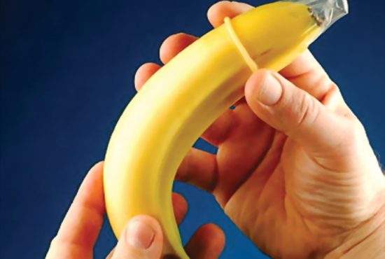 Variola maimuţei: medicii recomandă să mâncăm bananele doar cu prezervativ