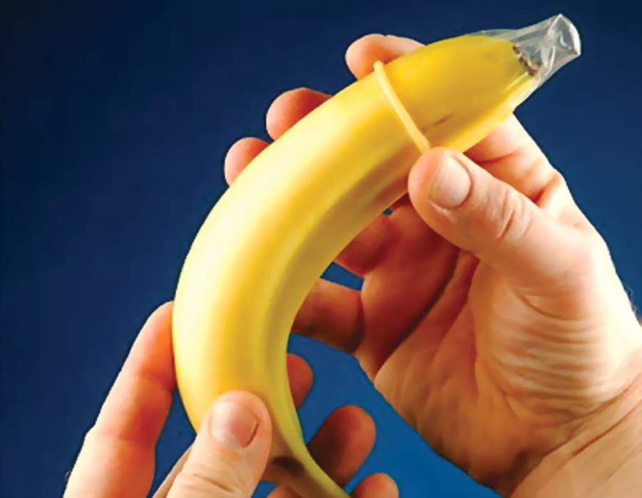 Variola maimuţei: medicii recomandă să mâncăm bananele doar cu prezervativ