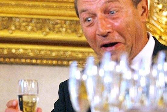 Băsescu s-a oferit să țina la el rezerva de vinuri a R. Moldova, ca să n-o ia rușii