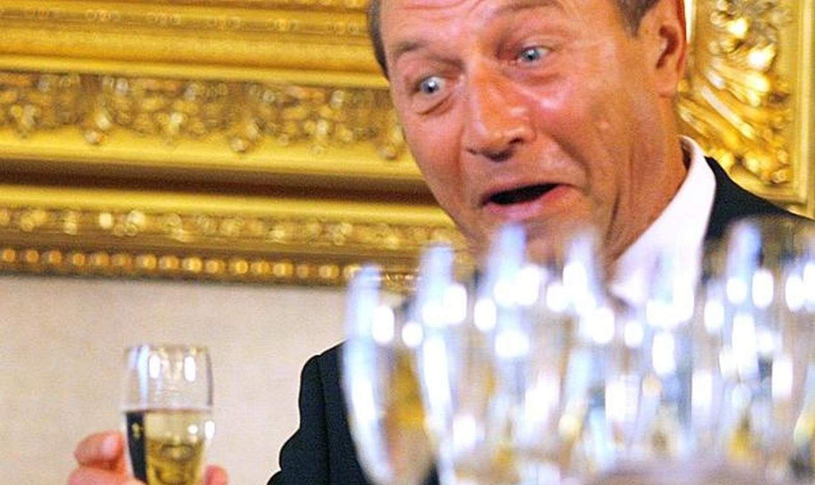 Băsescu s-a oferit să țina la el rezerva de vinuri a R. Moldova, ca să n-o ia rușii