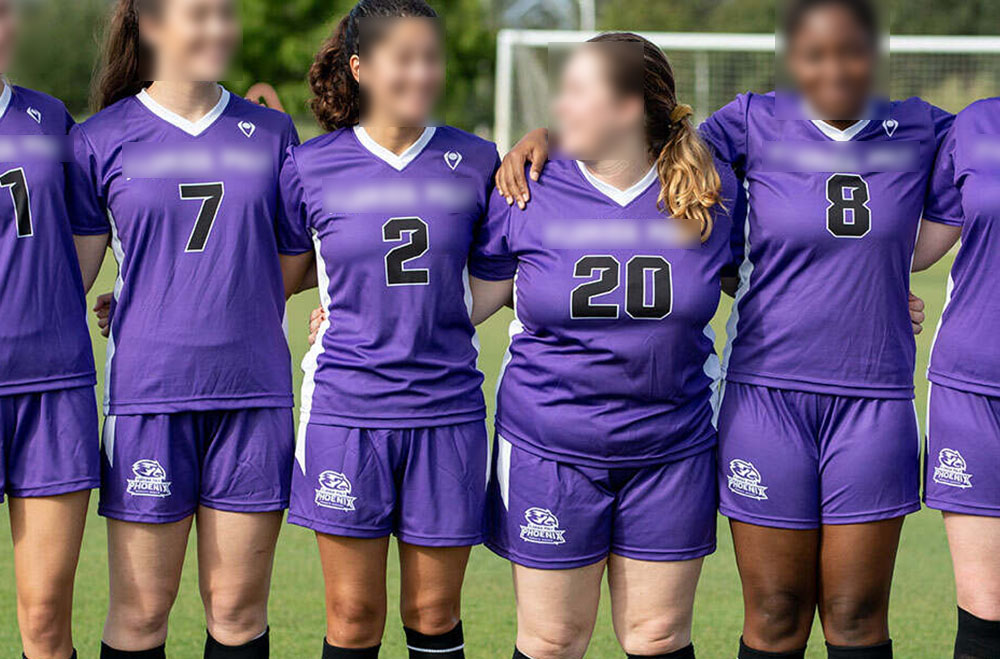 Încă o bătaie generală la fotbal feminin după ce 11 femei au venit îmbrăcate la fel