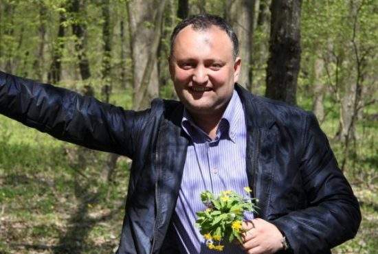 Dodon, acuzat de trădare în Moldova după ce a purtat trening cu doar 2 dungi