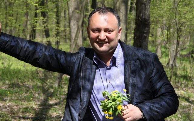 Dodon, acuzat de trădare în Moldova după ce a purtat trening cu doar 2 dungi