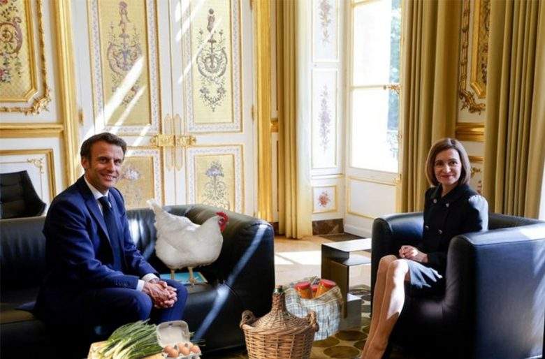 Ca și intrați în UE! Macron a acceptat de la Maia Sandu găina, ouăle și vinul
