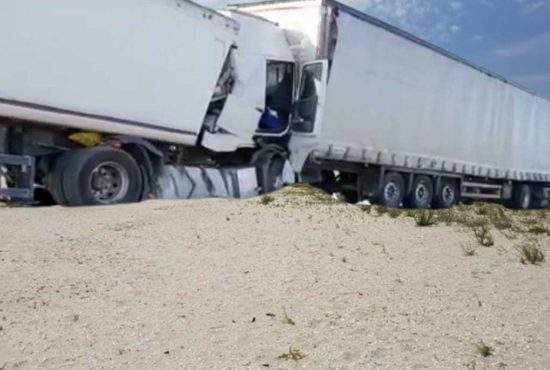 Infotrafic. Circulația oprită pe plaja Corbu, după ce două TIR-uri s-au ciocnit