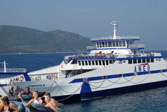 Thasos. Ca sa nu dea bani pe bilet românii se agață cu colacul de feribot