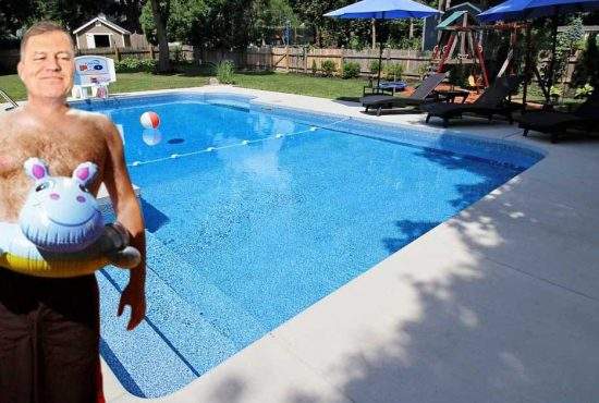 În cinstea lui David Popovici, Iohannis şi-a făcut o piscină lângă fiecare casă
