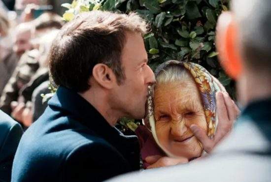 Emoționant. Macron a primit flori de la un nepoțel și a pupat-o pe bunică-sa
