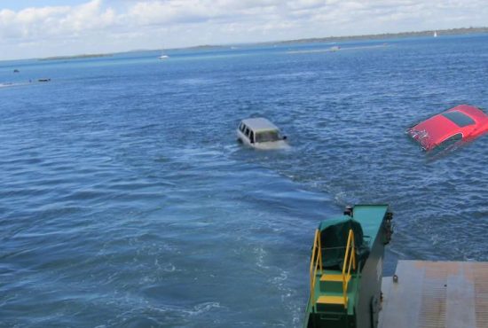 O femeie care încerca să intre pe feribotul de Thasos a împins în mare 7 mașini