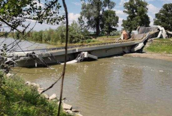 Problemă rezolvată. Podul prăbușit a fost luat de o viitură!