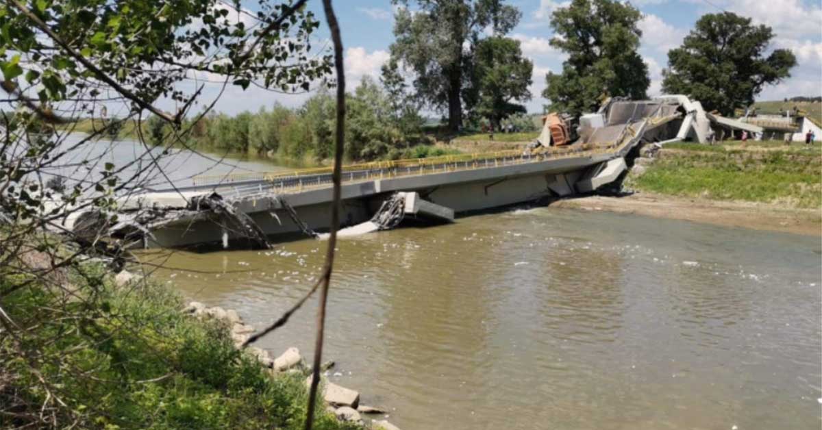 Problemă rezolvată. Podul prăbușit a fost luat de o viitură!