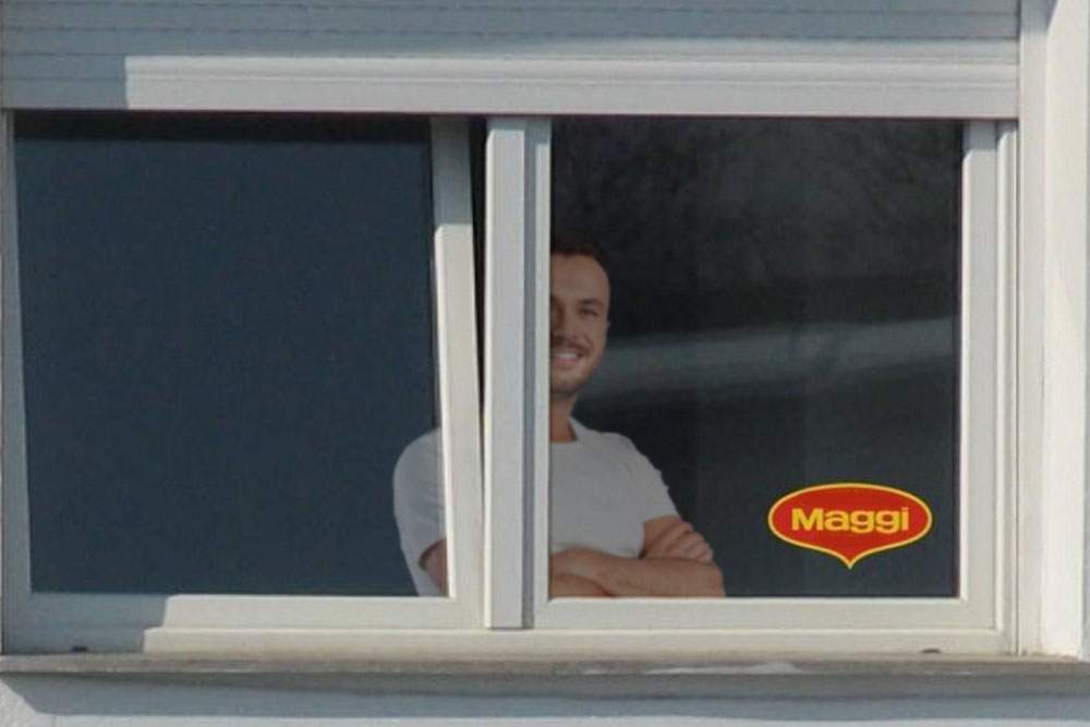 Patru luni de închisoare pentru românul care încă afișa abțibildul de la Maggi în geam