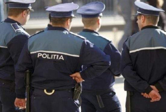 Polițiștii fac coadă la epilat după zvonul că noile uniforme au pantaloni scurți