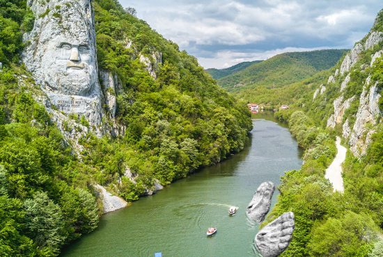 Statuia lui Decebal, finalizată. Se montează tălpile pe malul celălalt